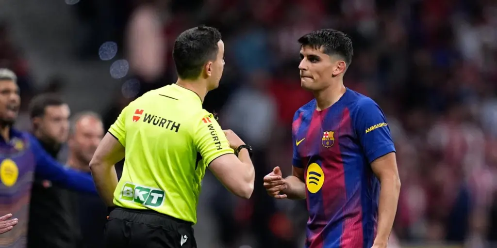 Árbitro mostra cartão vermelho alterando o equilíbrio do jogo Barcelona Atlético