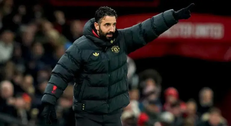 Ruben Amorim a dar instruções na linha lateral durante um jogo do Manchester United