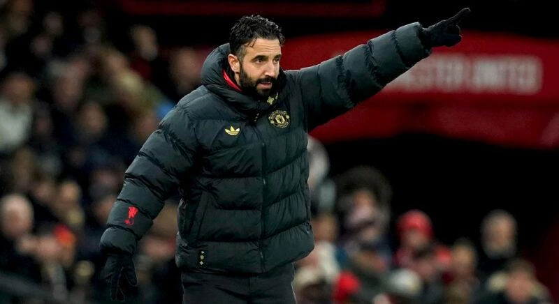 Ruben Amorim a dar instruções na linha lateral durante um jogo do Manchester United