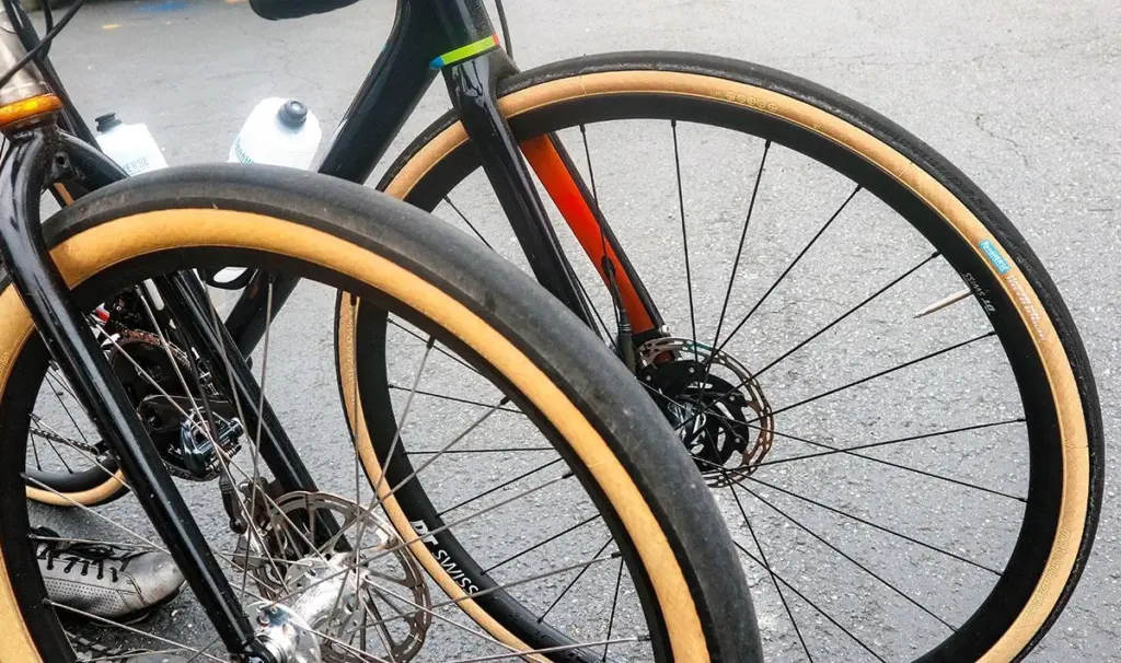 Pneus de bicicleta urbana com diferentes larguras influenciam conforto e velocidade