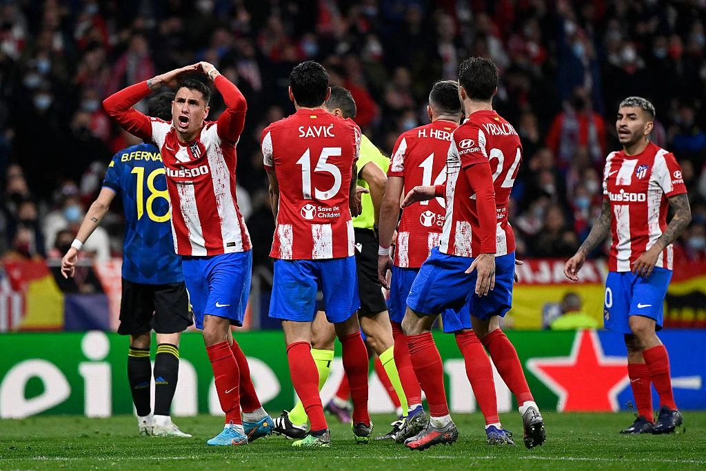 Jogadores do Atlético Madrid celebram golo que devolve equilíbrio emocional ao jogo