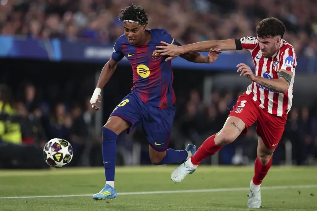 Defesa do Atlético Madrid apresenta falhas e espaços explorados pelo ataque do Barcelona