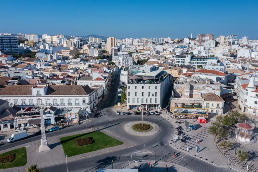 Vista da cidade de Faro no Algarve destacando o seu papel como centro regional de mobilização
