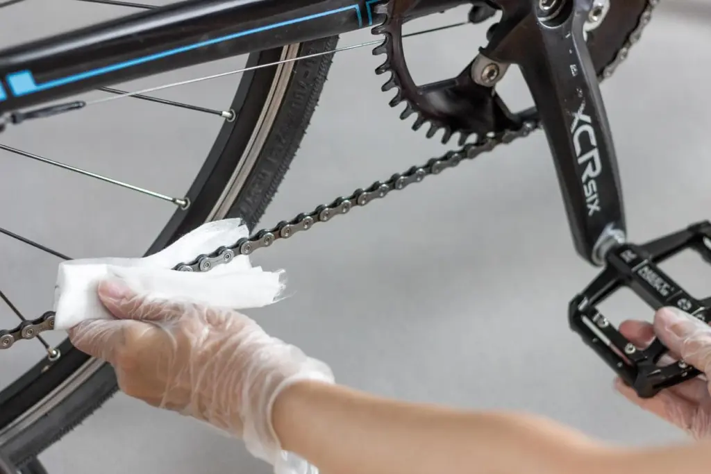 Manutenção de bicicleta urbana incluindo ajuste de travões e limpeza de corrente