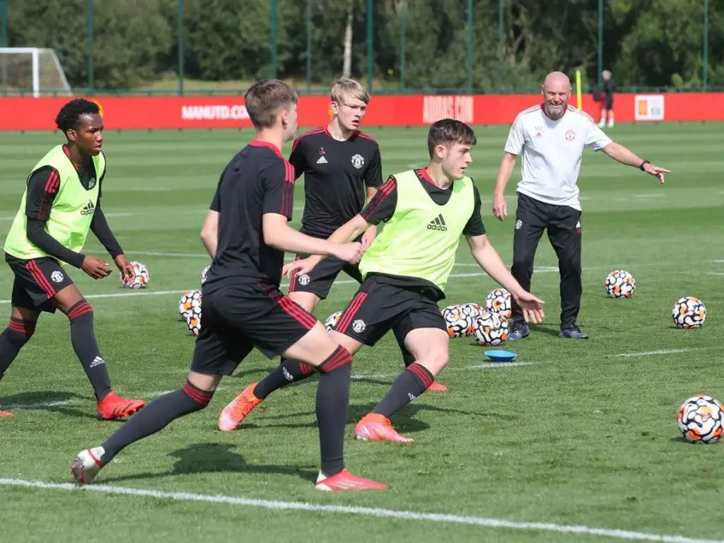 Jovem jogador em treino de adaptação no Manchester United durante sessão técnica