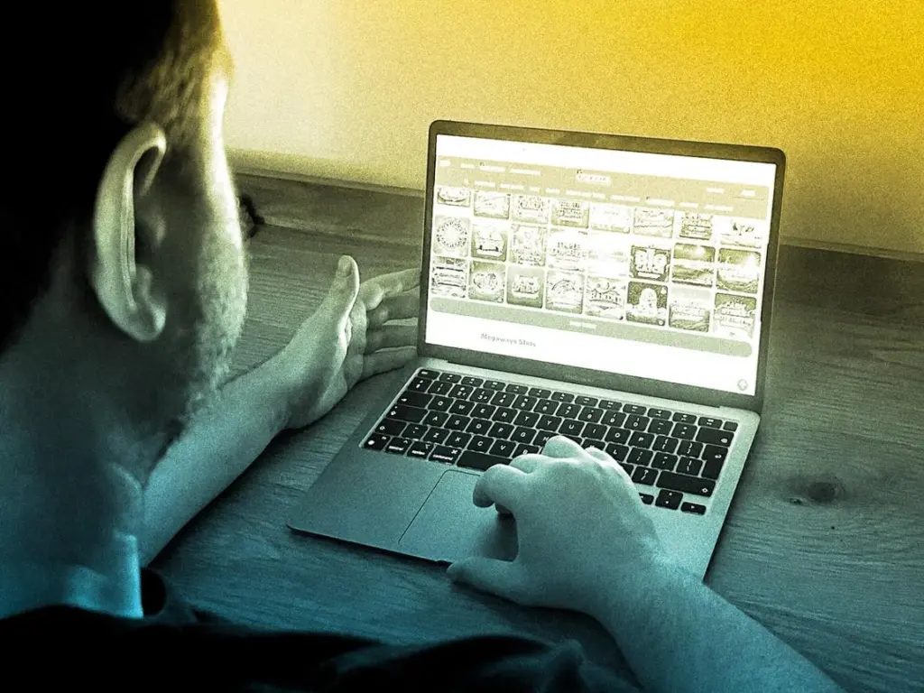 Utilizador a comparar diferentes casinos online Portugal em laptop analisando ofertas e condições