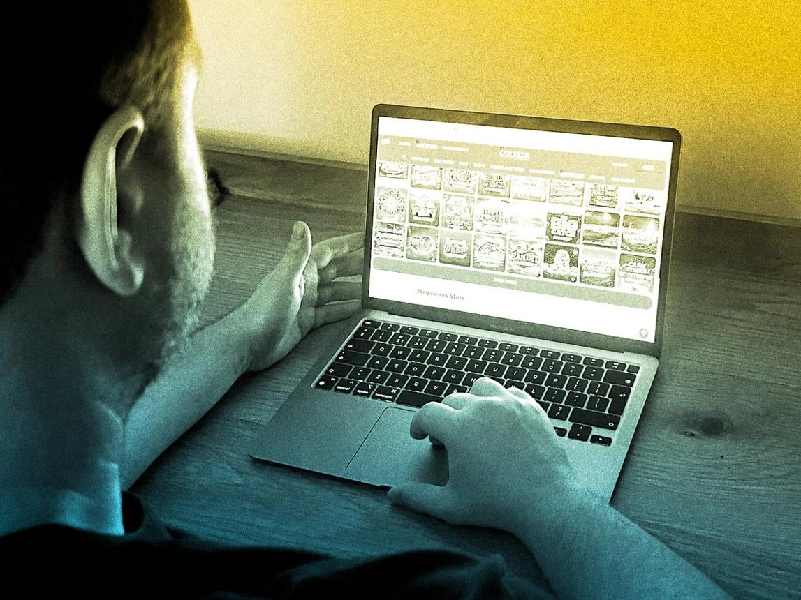 Utilizador a comparar diferentes casinos online Portugal em laptop analisando ofertas e condições