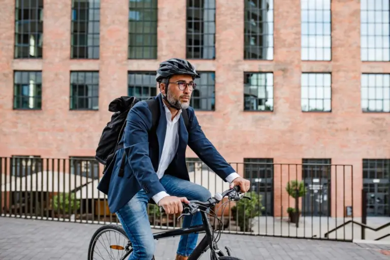 Ciclista utiliza uma commuter bike para deslocação diária em ambiente urbano