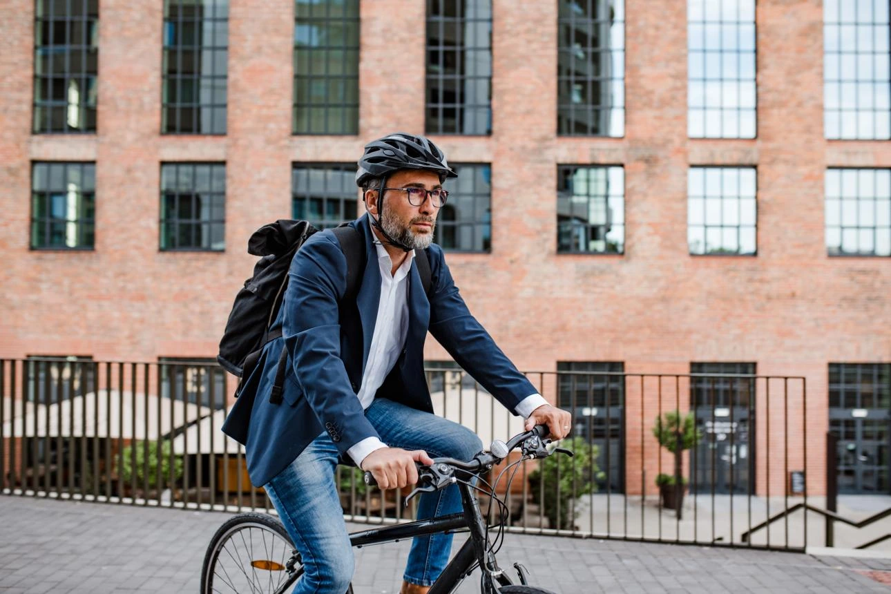 Ciclista utiliza uma commuter bike para deslocação diária em ambiente urbano