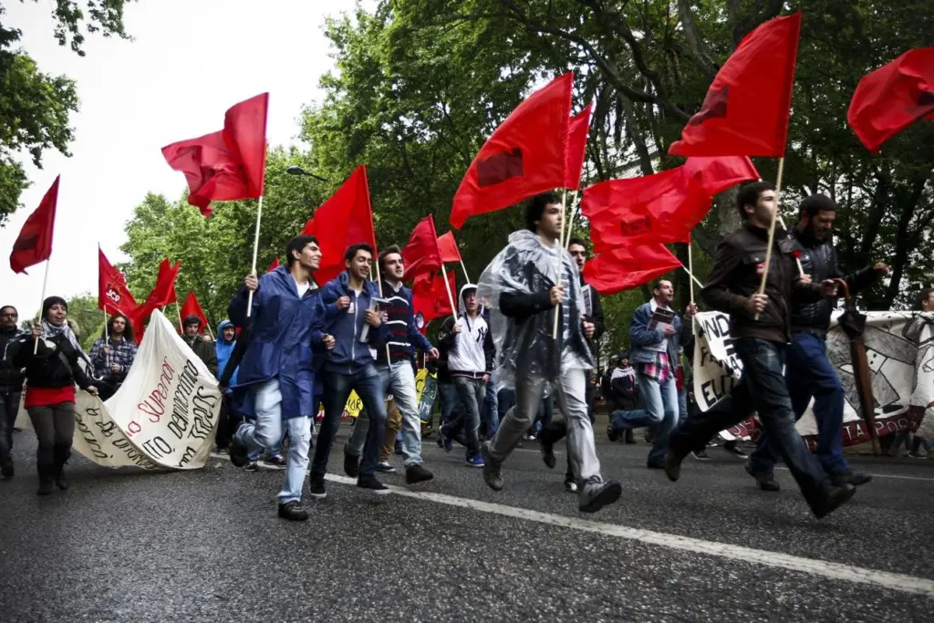 Grande manifestação em Portugal com participação contínua de trabalhadores em diferentes mobilizações