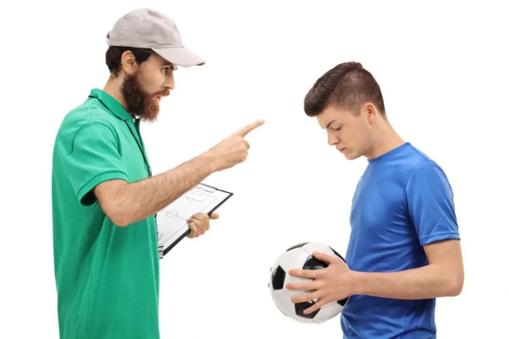 Jogador com controlo de bola demonstrando confiança e tomada de decisão em jogo