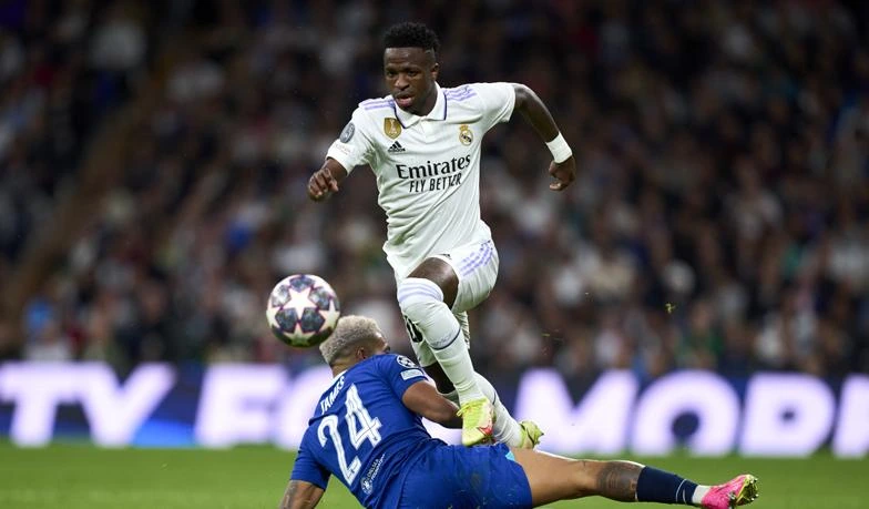 Ataque do Real Madrid bloqueado por vários defensores sem espaço para finalização