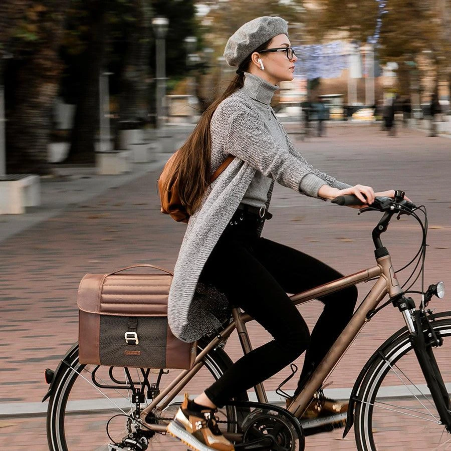 Bicicleta urbana com alforges e suporte traseiro para transporte de carga diária