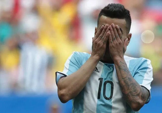 Jogador de futebol com expressão de frustração após erro em jogo sob pressão